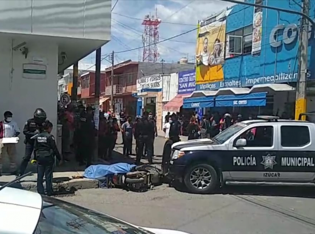 Policía impacta a motociclista en Izúcar de Matamoros y lo mata 